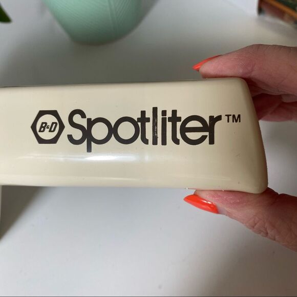 Black and Decker SPOTLITER, Electric, Rechargeable Flashlight, Wall Mount Offer? - Picture 5 of 8